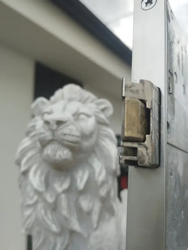 Elektrický otvírač ve dveřní zárubni
