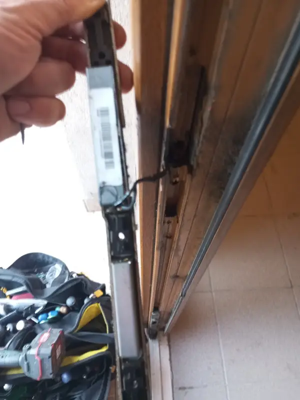 Servis zámku a kování v rámu dveří