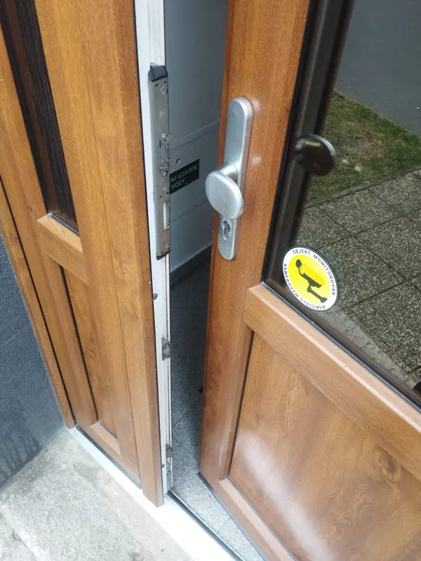 Zámek na dřevěných vchodových dveřích